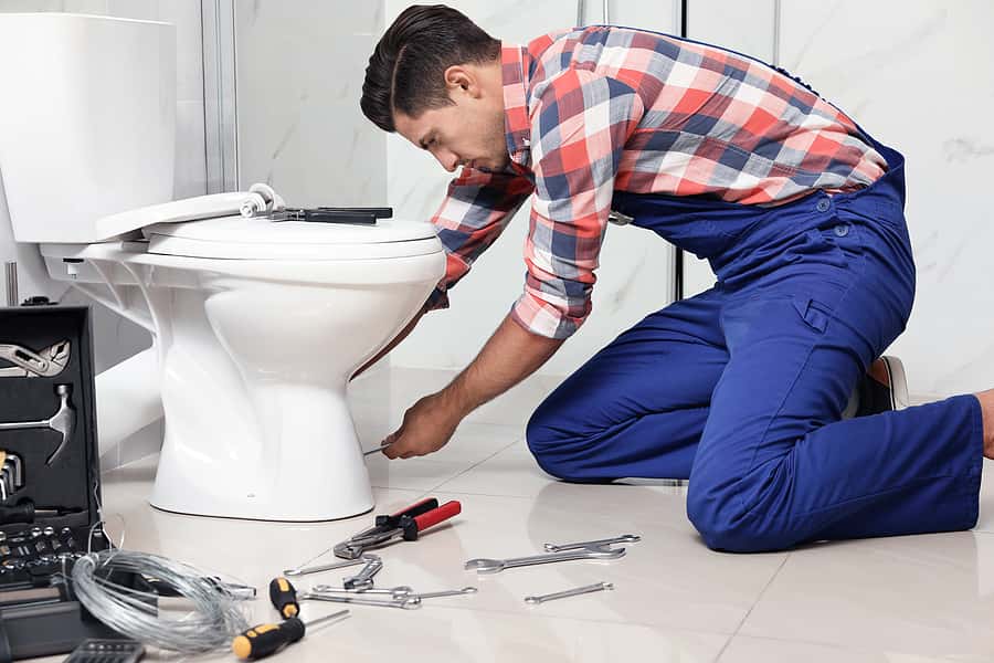 6 Βήματα για να διορθώσετε μια τουαλέτα που έχει διαρροή στη βάση της